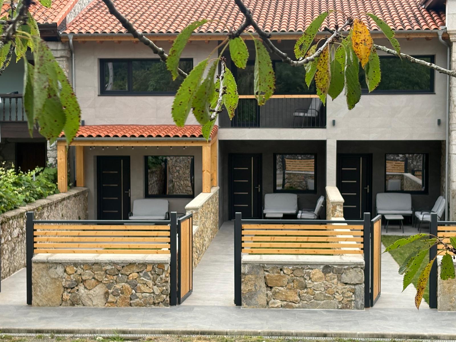 Fachada de los Apartamentos Rurales Cerecera en Cuerres