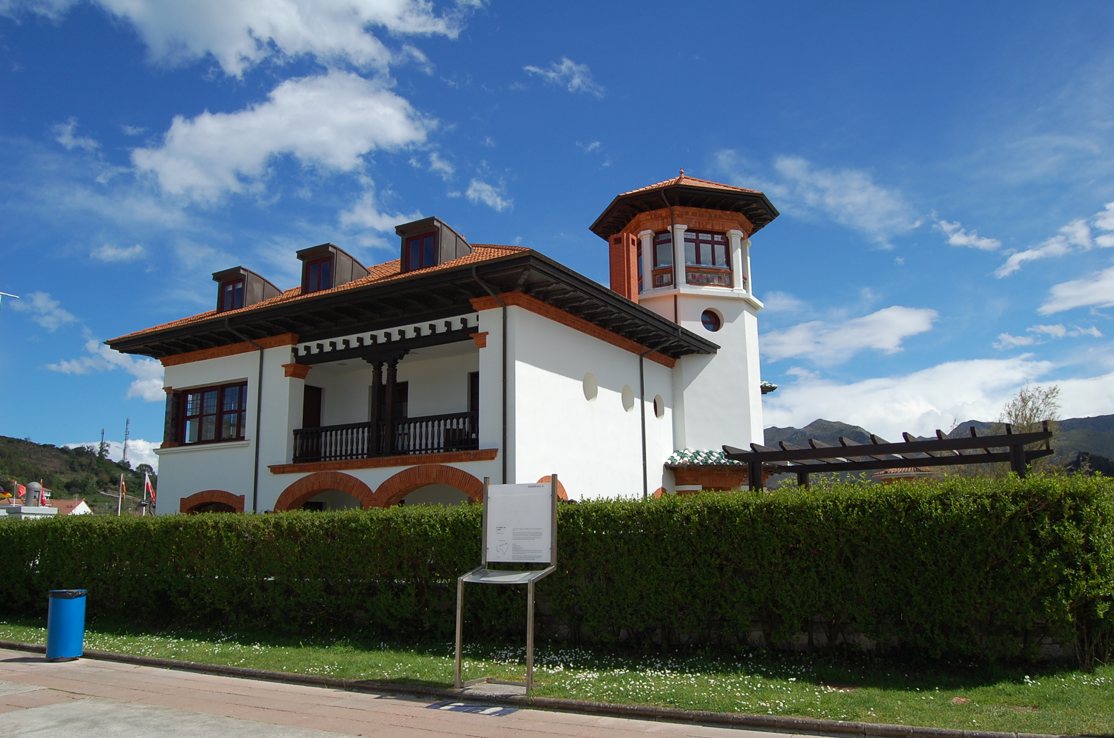 Chalet de Llano casona de indianos arquitectura indiana playa Santa Marina Ribadesella