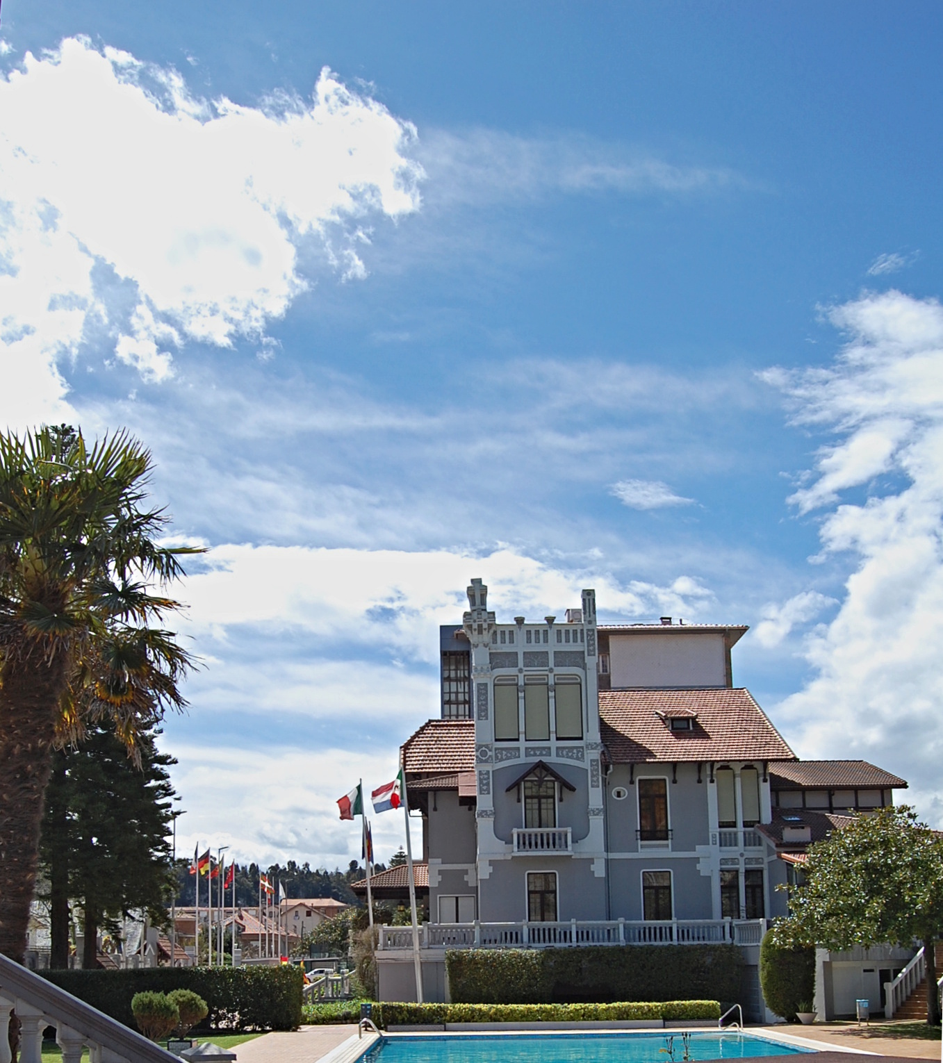 Chalet de los Marqueses de Argüelles frente a la playa de Santa Marina, edificio histórico arquitectura indiana, símbolo del inicio del veraneo turístico en Ribadesella.