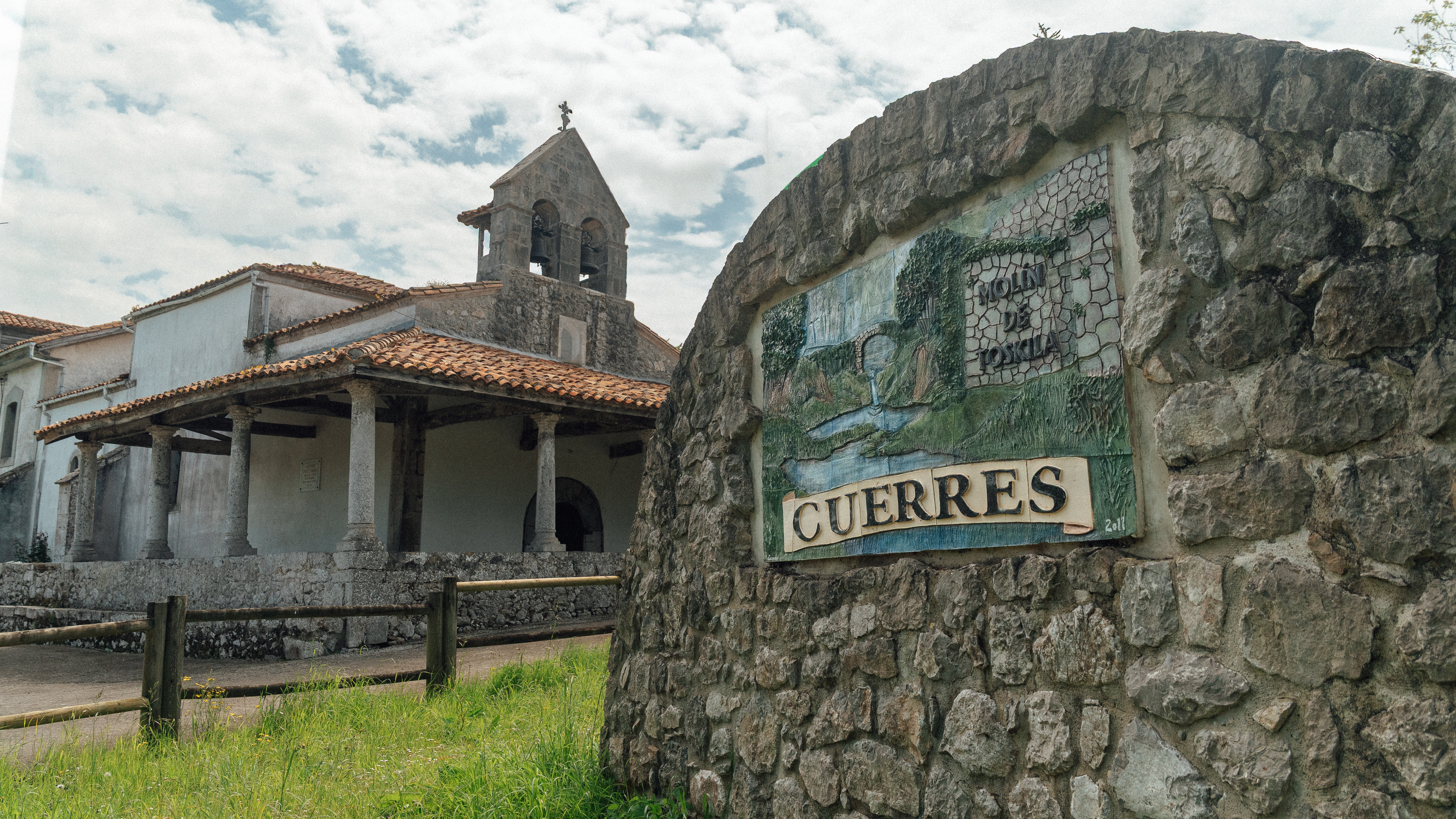 Vista del monolito de Cuerres y su iglesia
