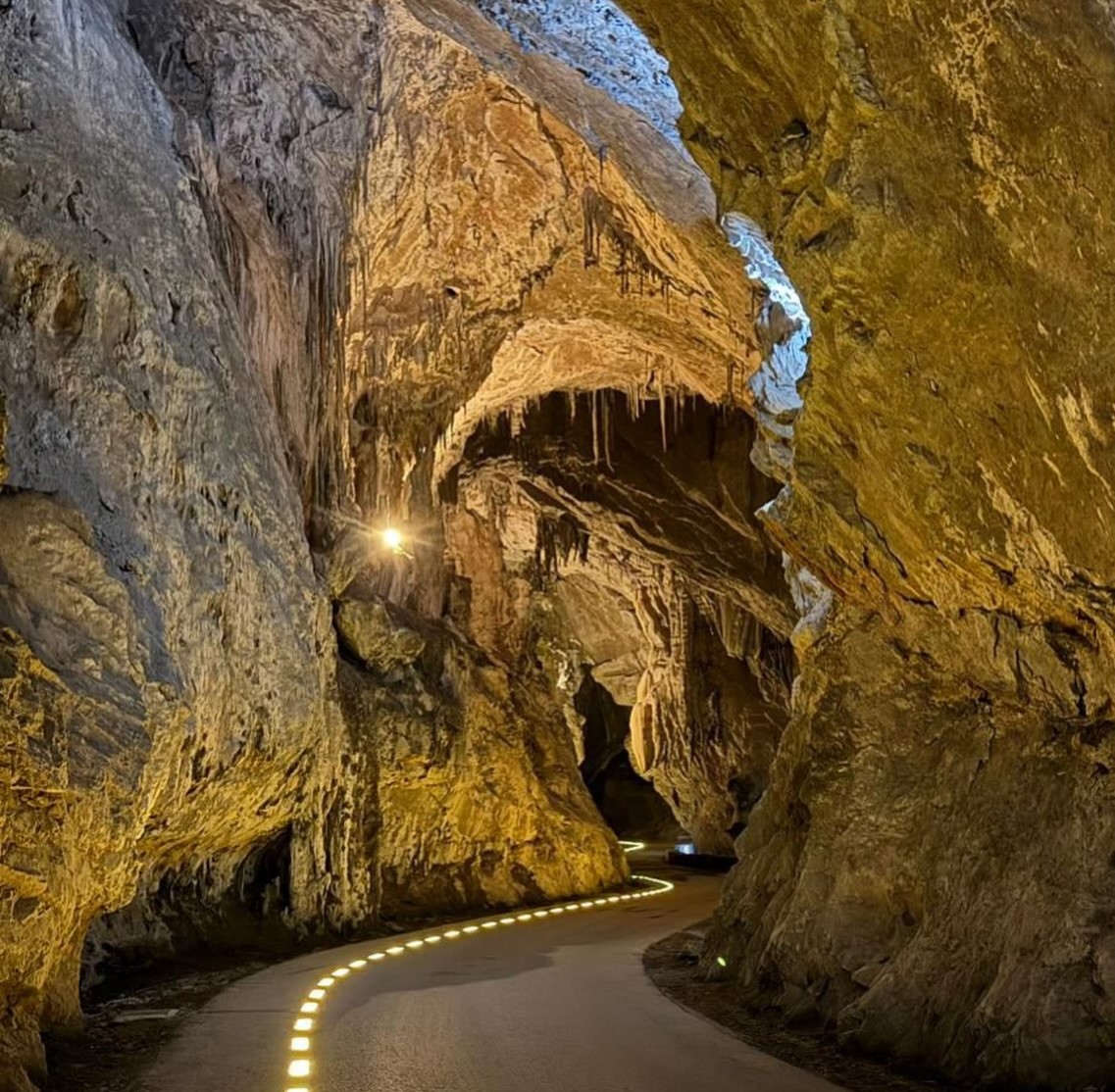 Cueves_acceso La Cuevona