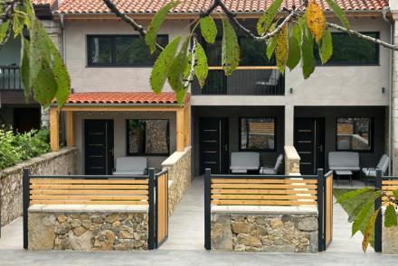 Fachada de los Apartamentos Rurales Cerecera en Cuerres