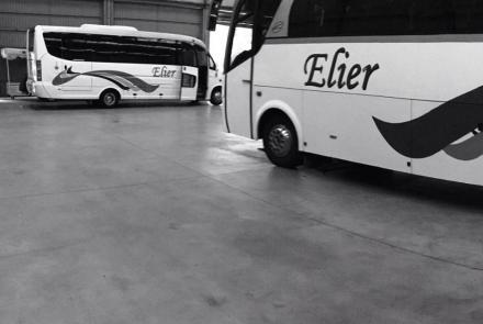Autobuses de la compañía Elier aparcados