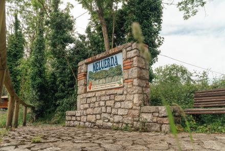 Monolito del pueblo de Meluerda