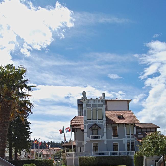 Chalet de los Marqueses de Argüelles frente a la playa de Santa Marina, edificio histórico arquitectura indiana, símbolo del inicio del veraneo turístico en Ribadesella.